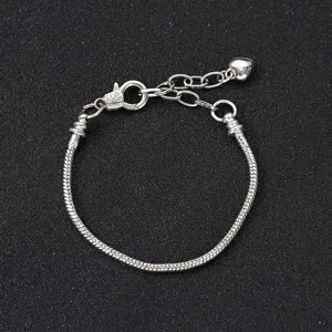 Silberfarbenes Schlangenkett-Armband mit Karabinerverschluss und Herz-Anhänger detail