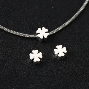 Silberfarbene Kleeblatt Zwischenperlen Set, Schlangenkette Detailaufnahme, DIY Schmuck.