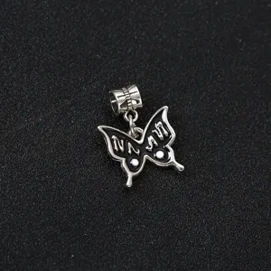 Nahaufnahme Detail des silbernen Legierung Schmetterlingsanhängers mit schwarzer Emaille.