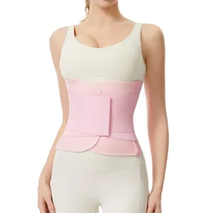 Nahaufnahme des rosa verstellbaren Taillentrainers für Fitness, Sport und Rumpfunterstützung.