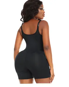 Vista dettagliata del body modellante nero che mostra la modellatura posteriore e il controllo.