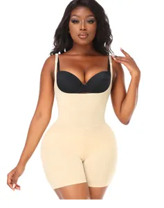 Dettaglio ravvicinato della guaina contenitore beige senza cuciture con spalline regolabili.