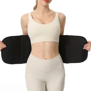 Nahaufnahmedetail des verstellbaren schwarzen Fitness-Taillentrainergürtels im Training.