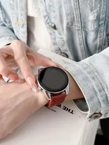 Cinturino per orologio in pelle rossa con motivo a rose in rilievo, per smartwatch. Dettaglio.