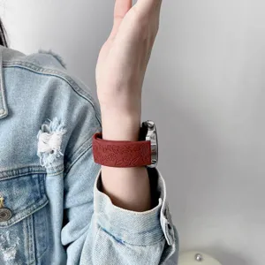 Cinturino in silicone con motivo floreale in rilievo, compatibile con smartwatch, elegante.