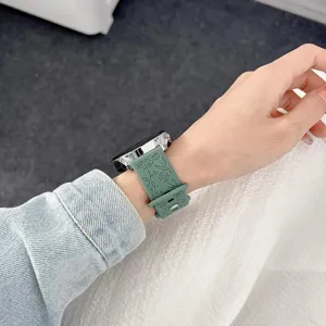 Cinturino per smartwatch in silicone verde con motivo floreale inciso, vista dettagliata.