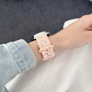 Cinturino smartwatch in silicone con motivo floreale di rose inciso, morbido e comodo per dettaglio.