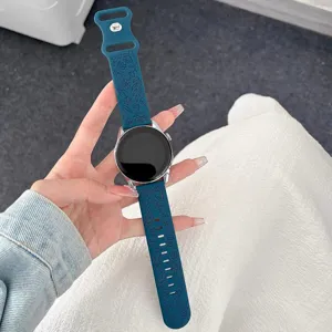 Vista di dettaglio cinturino orologio in silicone con incisione floreale 20mm e 22mm