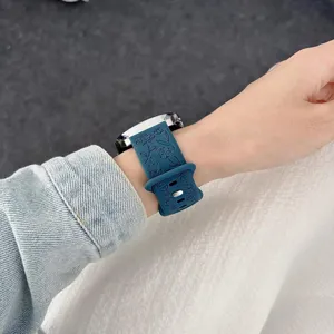 Cinturino per orologio in silicone con rilievo floreale, compatibile con smartwatch ed elegante.