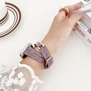 Modisches doppelt gewickeltes Uhrenarmband kompatibel mit Apple Watch, lila Jeans und Metallkette.