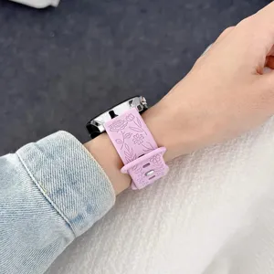 Cinturino di ricambio per smartwatch in silicone con motivo floreale di rose inciso, dettaglio.