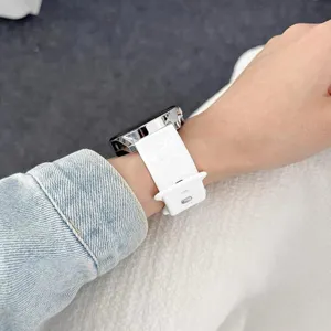 Cinturino per smartwatch in silicone bianco con dettagliati motivi floreali in rilievo di rose.