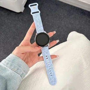 Vista dettagliata in primo piano del cinturino per orologio in silicone azzurro chiaro.