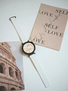 Cinturino per orologio sottile ed elegante in bianco, compatibile con smartwatch chic.
