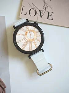 Cinturino per smartwatch in pelle bianca, vista dettagliata, cinturino di ricambio fine ed elegante.