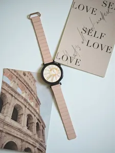 Elegante cinturino per orologio in pelle rosa compatibile con smartwatch, fibbia pieghevole magnetica.