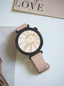 Primo piano dettagliato dell'elegante cinturino in pelle rosa e del quadrante romano.