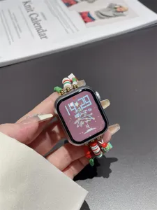 Bracelet perles argile douce Noël compatible Apple Watch, détail bracelet festif coloré.