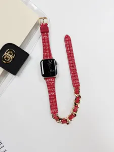 Rotes Tweed Leder Apple Watch Armband mit Goldkette, elegantes Doppelwickel-Design für Damen.