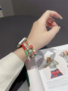 Gros plan détaillé du bracelet de montre en perles de Noël avec de charmants pendentifs.