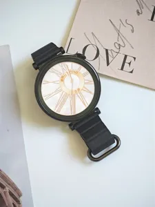 Dettaglio ravvicinato di un elegante smartwatch nero con quadrante a numeri romani e cinturino.