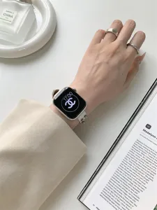 Apple Watch Jeans und Kettenglied Armband Detailansicht fur einzigartiges modernes Design.