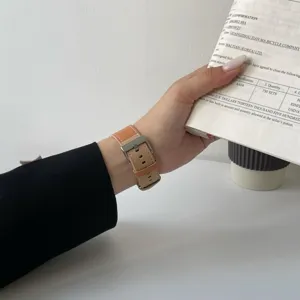 Nahaufnahme des zweifarbigen Echtleder-Uhrenarmbands mit edler Edelstahl-Dornschließe.