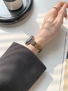 Detailaufnahme des schicken Denim-Uhrenarmbands mit Kettendesign für Apple Watch Series.