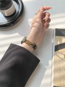 Detailansicht des stilvollen Jeans und Ketten Uhrenarmbands kompatibel mit Apple Watch, schick.