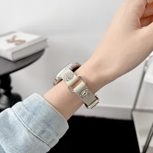 Cinturino per orologio in pelle e metallo con fiore, accessorio in stile punk per smartwatch.