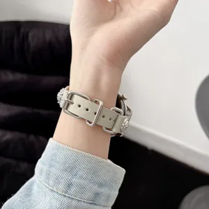 Cinturino per orologio in pelle stile punk con fibbie in metallo da donna vista polso dettagliata.