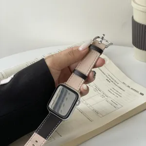Detailansicht des kontrastfarbenen Echtleder-Uhrenarmbands mit weicher Komforttextur.