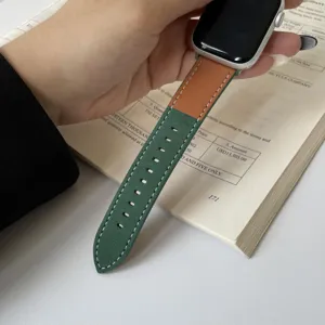 Nahaufnahme Detailaufnahme eines zweifarbigen Echtlederarmbands in Braun und Gruen fuer Smartwatch.