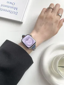 Detailaufnahme des Jeans- und Metallketten-Uhrenarmbands zeigt edle Texturen.