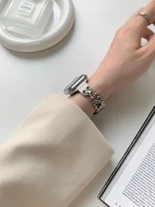 Denim Ketten Armband kompatibel mit Apple Watch, stilvolles silbernes Metall und weiss.
