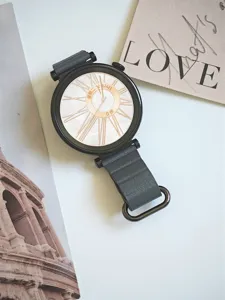 Elegante smartwatch nero con cinturino in pelle grigia e quadrante con numeri romani.