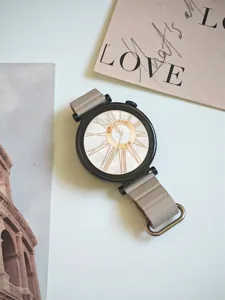 Elegante smartwatch con cinturino in pelle e display chiaro per l'uso quotidiano.
