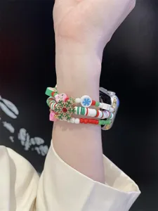 Détail du bracelet de montre en perles d'argile douce de Noël, accessoire coloré fait main.