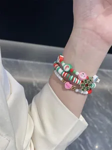 Vue détaillée du bracelet de montre en perles de Noël, design de breloques en argile.
