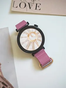 Orologio da donna alla moda con cinturino in pelle viola e cassa nera, stile elegante.