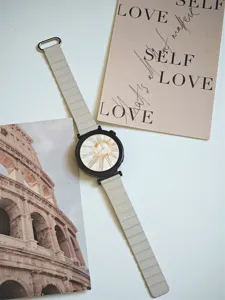 Dettaglio cinturino per orologio magnetico sottile con design chic e quadrante classico.