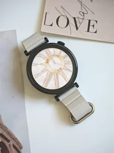 Orologio smartwatch minimalista con cinturino in pelle grigia e quadrante nero per donne.