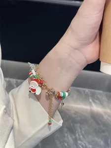 Gros plan détaillé d'un bracelet festif de Noël en perles avec un charmant Père Noël.