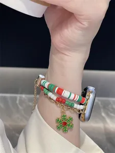 Vue détaillée du bracelet de montre en perles d'argile de Noël avec pendentif flocon doré.