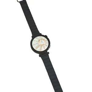 Smartwatch con cinturino in maglia nera e quadrante elegante con numeri romani dorati.