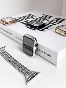 Caja de reloj brillante galvanizada y correa de metal con diamantes para smartwatches.