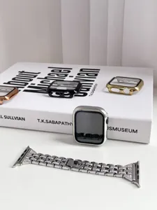 Primer plano de cajas de reloj brillantes y una correa de metal con diamantes de imitación.