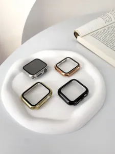 Primer plano de fundas protectoras brillantes compatibles con Apple Watch en cuatro colores.