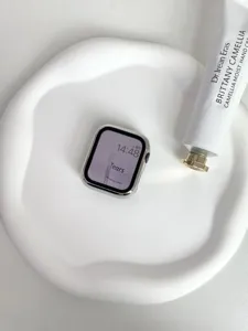 Vista detallada de funda protectora brillante electroplacada en bandeja blanca primer plano