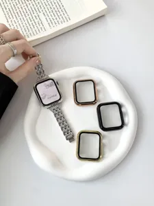 Primer plano detallado de funda protectora galvanizada para Apple Watch y correa brillante.